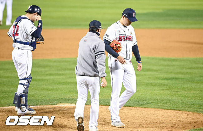 8회초 실점 허용한 두산 이영하 투수가 강판되고 있다.  2021.11.01 / soul1014@osen.co.kr