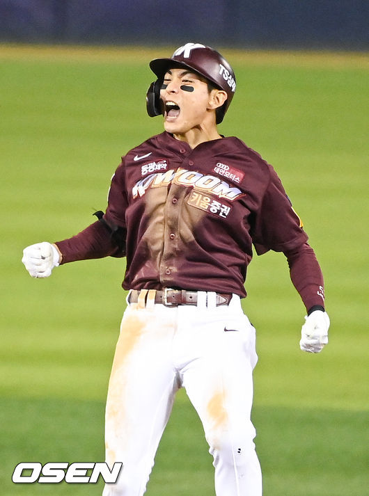 9회초 2사 2루 키움 이정후가 재역전 2타점 적시 2루타를 날린뒤 기뻐하고 있다.  2021.11.01 / soul1014@osen.co.kr