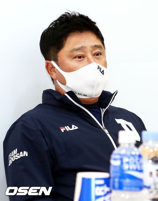 1일 오후 서울 잠실구장에서 2021 신한은행 SOL KBO리그 포스트시즌 두산 베어스와 키움 히어로즈의 와일드카드(WC) 결정 1차전이 진행됐다.경기 앞서 두산 김태형 감독이 인터뷰를 하고 있다. 2021.11.01 / soul1014@osen.co.kr