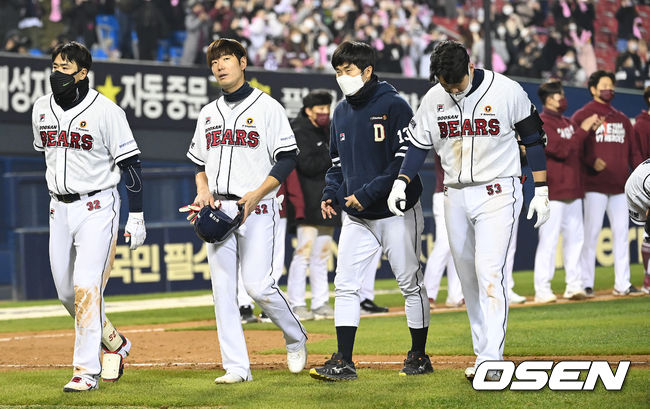 1일 열린 와일드카드 결정전 1차전. 경기 후 두산 선수들이 팬들에게 인사한 뒤 그라운드를 나서고 있다./OSEN DB