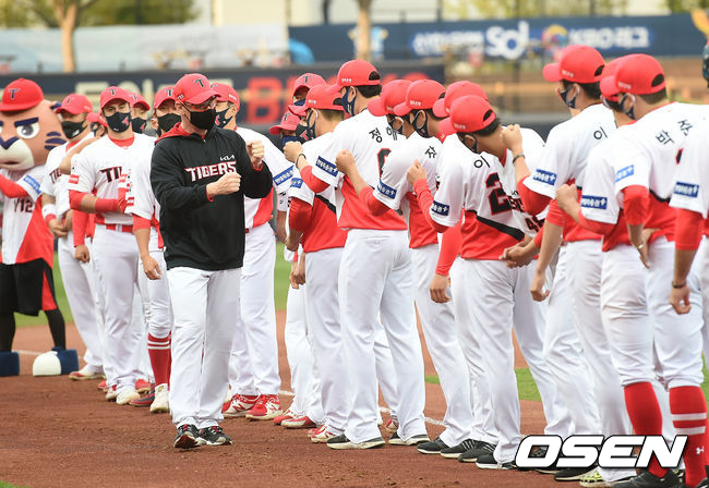 개막전에서 선수들을 독려하는 윌리엄스 감독./OSEN DB