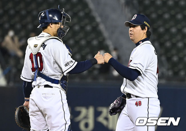 6회초 2사 주자없는 상황 두산 투수 이현승이 마운드를 내려가며 포수 박세혁과 인사를 나누고 있다. 2021.11.01 / dreamer@osen.co.kr