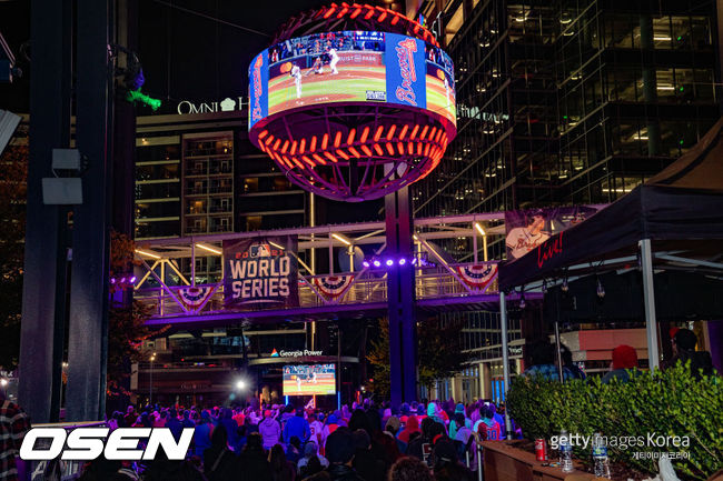 [사진] 지난 1일(한국시간) 애틀랜타와 휴스턴의 월드시리즈 5차전이 열린 트루이스트 파크에 입장하지 못한 팬들을 위해 경기장 밖에 설치한 TV. ⓒGettyimages(무단전재 및 재배포 금지)