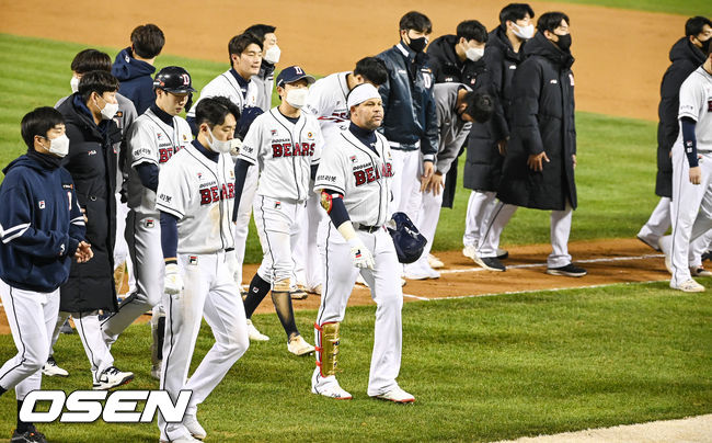 경기종료 후 두산 선수들이 팬들에게 아쉬워하고 있다.  2021.11.01 / soul1014@osen.co.kr