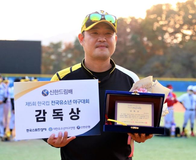 유소년야구 최강자 경기 남양주야놀유소년야구단(권오현 감독)이 지역 라이벌 남양주에코유소년야구단을 꺾고 국내 최대 규모의 유소년야구 대회인 ‘제5회 한국컵 신한드림배 전국유소년야구대회’에서 2연패를 달성했다. / 대한유소년야구연맹