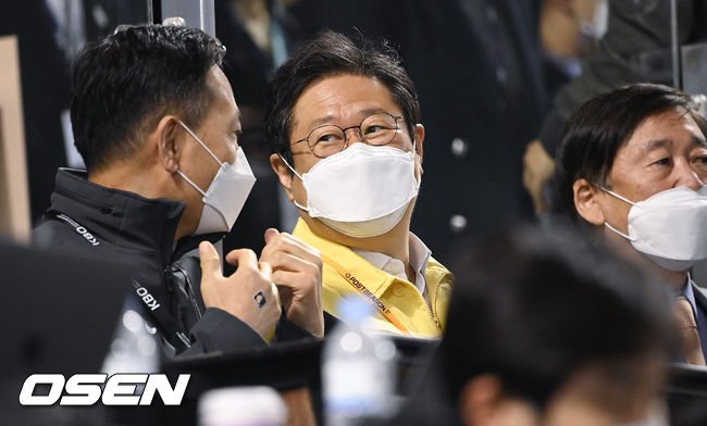 1일 오후 서울 잠실구장에서 2021 신한은행 SOL KBO리그 포스트시즌 두산 베어스와 키움 히어로즈의 와일드카드(WC) 결정 1차전이 진행됐다.황희 문화체육관광부 장관이 방역 지도차 경기장을 찾아 관전하고 있다 2021.11.01 / soul1014@osen.co.kr