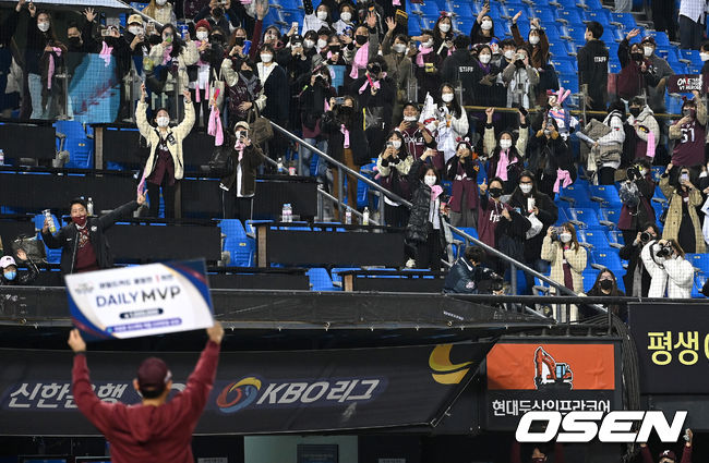 데일리 MVP에 선정된 키움 이정후가 기념촬영을 진행하는 가운데 팬들이 박수를 보내고 있다. 2021.11.01 / dreamer@osen.co.kr