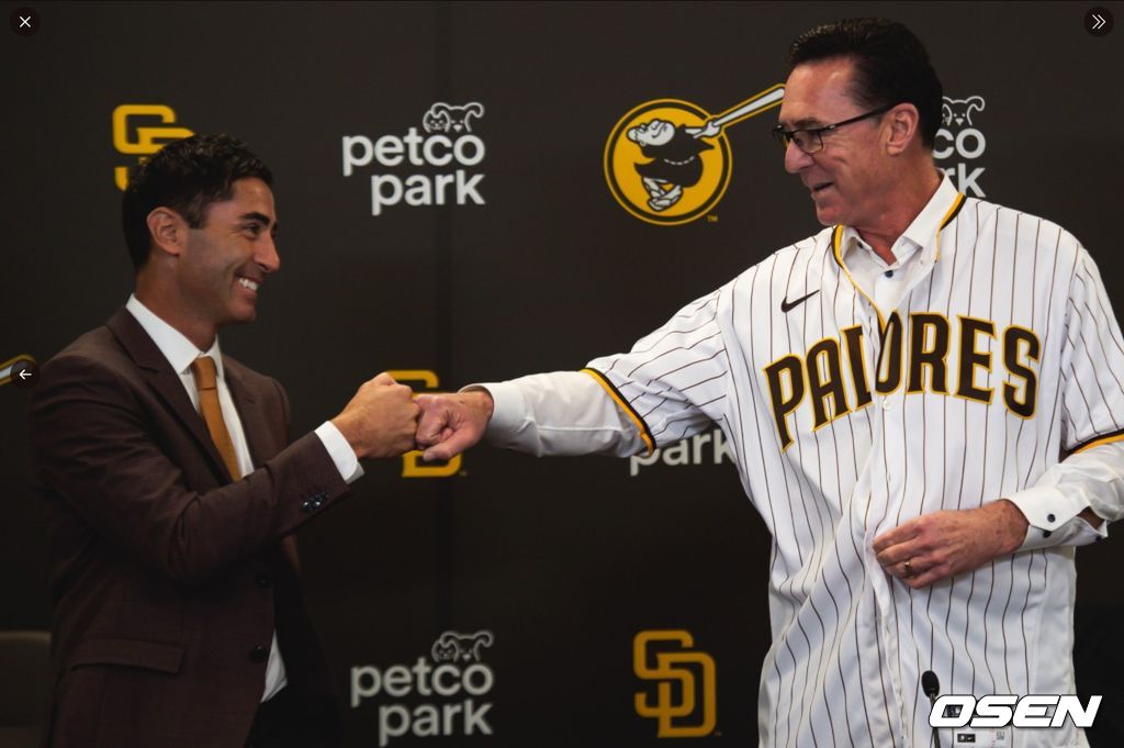 [사진] 2일(한국시간) 샌디에이고 신임 감독으로 공식 취임한 밥 멜빈(오른쪽)이 저지를 입은 뒤 A.J. 프렐러 단장과 주먹을 마주치고 있다. <샌디에이고 파드레스 공식 트위터 캡처>