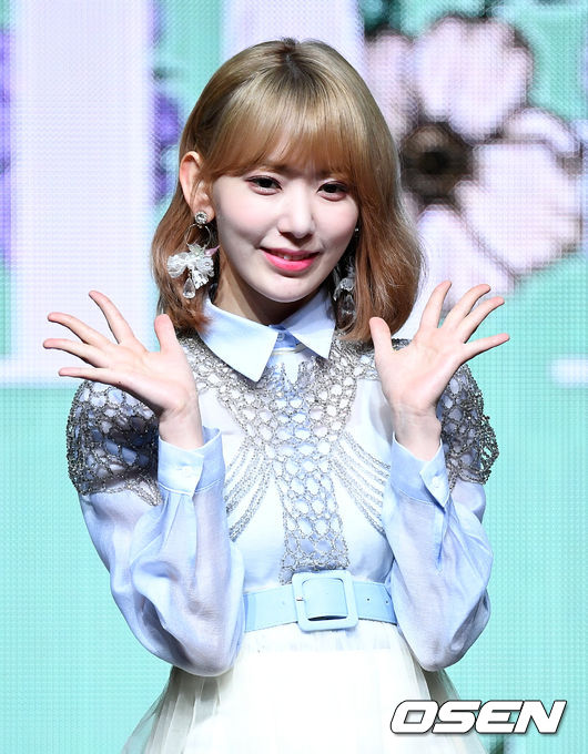 1일 오후 서울 용산구 블루스퀘어 아이마켓홀에서 걸그룹 아이스원의 두 번째 미니앨범 ‘하트아이즈(HEART*IZ)’ 발매기념 쇼케이스가 열렸다.<br /><br />걸그룹 아이즈원 미야와키 사쿠라가 포토타임을 갖고 있다./sunday@osen.co.kr