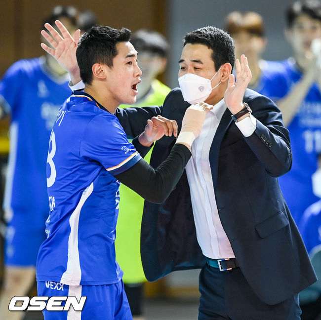 삼성화재 홍민기가 득점 후 고희진 감독과 하이파이브를 하고 있다. /OSEN DB