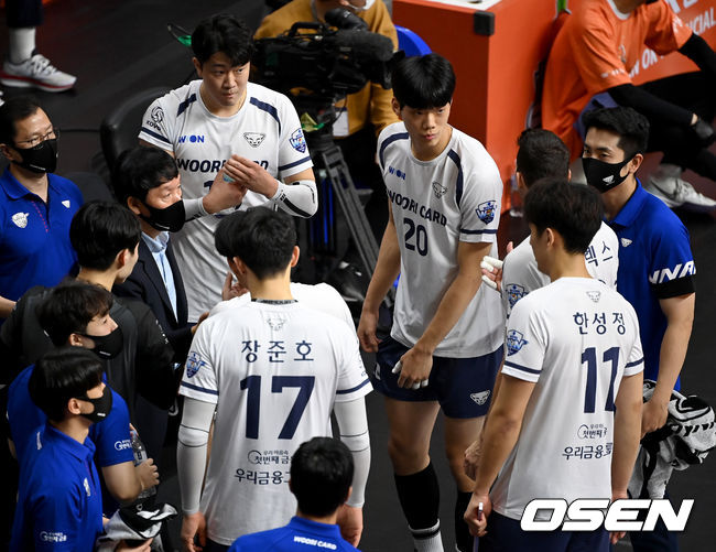 우리카드 신영철 감독이 선수들과 작전타임을 갖고 있다. /OSEN DB