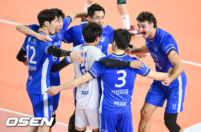 삼성화재 선수들이 득점 후 기뻐하고 있다. /OSEN DB