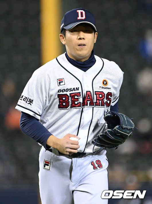 2일 오후 서울 잠실야구장에서 ‘2021 신한은행 SOL KBO리그’ 와일드카드 결정 2차전 두산 베어스와 키움 히어로즈의 경기가 열렸다.3회초 키움 공격을 삼자범퇴로 막아낸 두산 선발 김민규가 더그아웃으로 향하고 있다. 2021.11.02 / dreamer@osen.co.kr