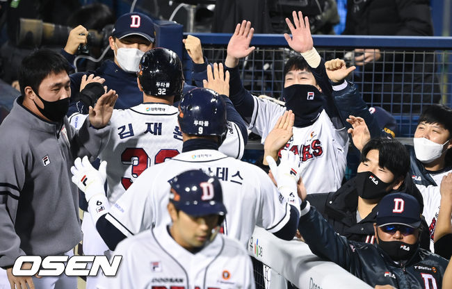 2일 오후 서울 잠실야구장에서 ‘2021 신한은행 SOL KBO리그’ 두산 베어스와 키움 히어로즈의 와일드카드 결정 2차전이 진행됐다. 1회말 2사 2,3루 두산 양석환의 선취 2타점 적시타때 홈을 밟은 2,3루 주자 김재환과 페르난데스가 동료들의 축하를 받고 있다.   2021.11.02 / soul1014@osen.co.kr