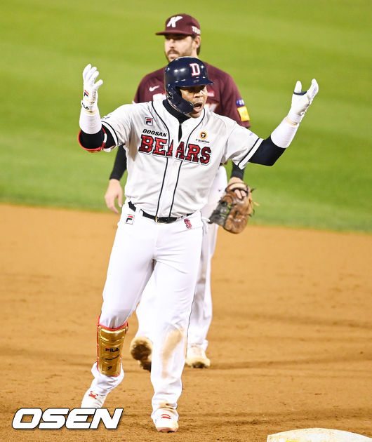 2일 오후 서울 잠실야구장에서 ‘2021 신한은행 SOL KBO리그’ 두산 베어스와 키움 히어로즈의 와일드카드 결정 2차전이 진행됐다. 4회말 2사 1,2루 두산 페르난데스가 1타점 적시타를 날린뒤 세리머니를 하고 있다. 2021.11.02 / soul1014@osen.co.kr