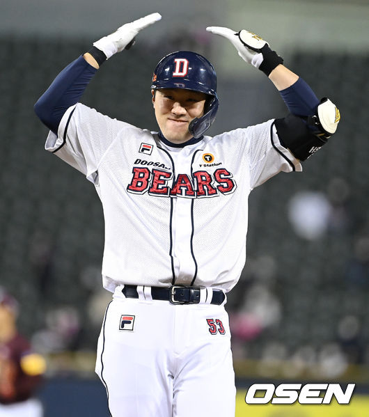 2일 오후 서울 잠실야구장에서 ‘2021 신한은행 SOL KBO리그’ 와일드카드 결정 2차전 두산 베어스와 키움 히어로즈의 경기가 열렸다.4회말 2사 만루 상황 두산 양석환이 달아나는 2타점 적시타를 날리고 1루에 안착해 환호하고 있다. 2021.11.02 / dreamer@osen.co.kr