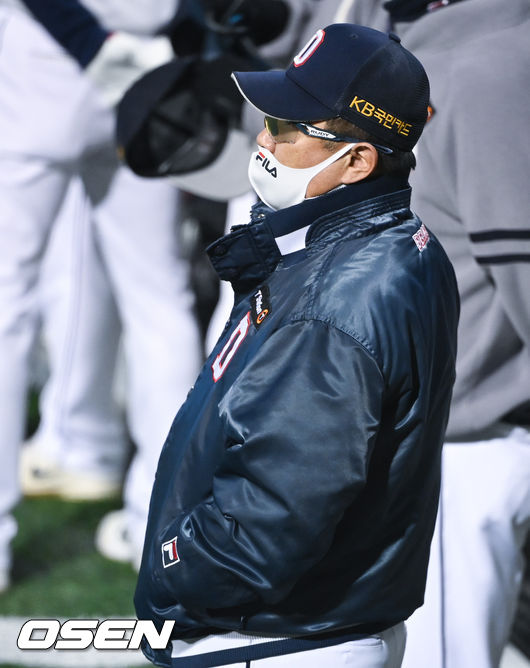 경기 앞서 두산 김태형 감독이 그라운드에 나서 마운드를 바라보고 있다.  2021.11.02 / soul1014@osen.co.kr