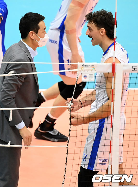 삼성화재 러셀(오른쪽)이 고희진 감독과 하이파이브를 하고 있다. /OSEN DB