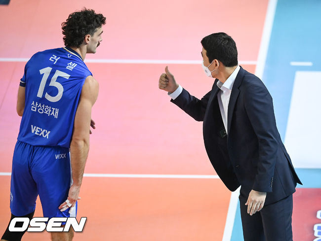 삼성화재 고희진 감독이 득점 올린 러셀을 향해 엄지손가락을 보이고 있다. /OSEN DB