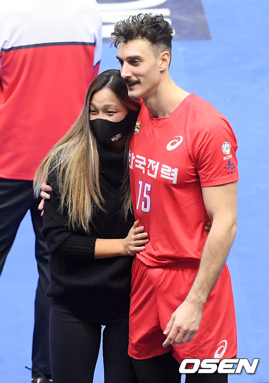 지난 시즌 한국전력 시절 러셀이 아내 이유하 씨와 포즈를 취하고 있다. /OSEN DB