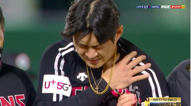 오지환이 지난 10월 29일 사직 롯데전에서 쇄골 부상을 당한 후 고통스러워하고 있다./MBC 스포츠 중계 화면