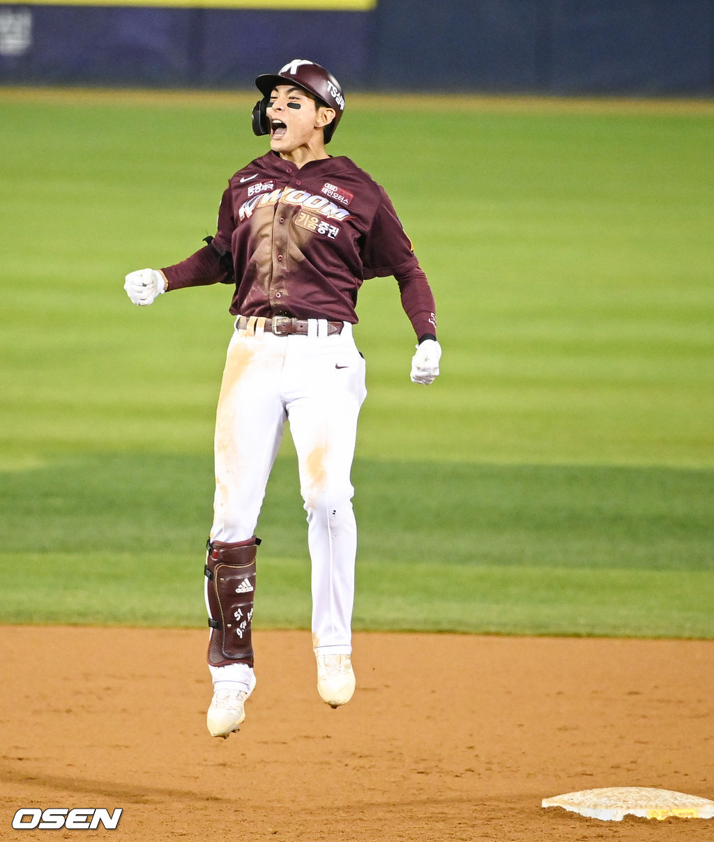9회초 2사 2루 키움 이정후가 재역전 2타점 적시 2루타를 날린뒤 기뻐하고 있다.  2021.11.01 / soul1014@osen.co.kr