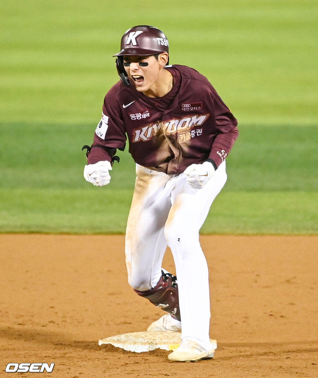 9회초 2사 2루 키움 이정후가 재역전 2타점 적시 2루타를 날린뒤 기뻐하고 있다.  2021.11.01 / soul1014@osen.co.kr