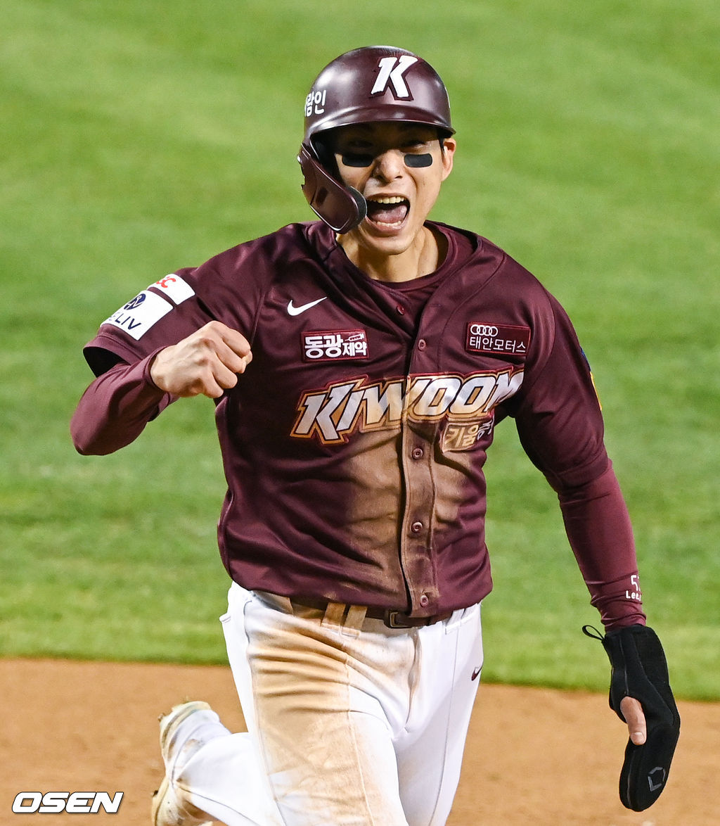 9회초 2사 2루 키움 박병호의 1타점 적시타때 2루 주자 이정후가 득점 후 기뻐하고 있다.  2021.11.01 / soul1014@osen.co.kr