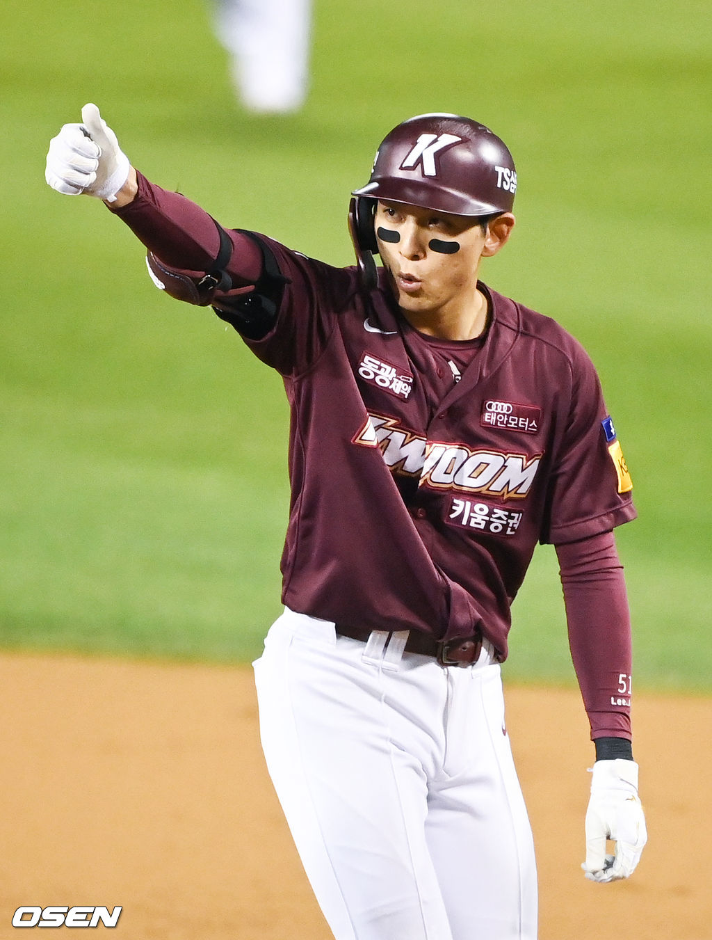 2일 오후 서울 잠실야구장에서 ‘2021 신한은행 SOL KBO리그’ 두산 베어스와 키움 히어로즈의 와일드카드 결정 2차전이 진행됐다. 4회초 무사 1루 키움 이정후가 안타를 날린뒤 세리머니를 하고 있다. 2021.11.02 / soul1014@osen.co.kr