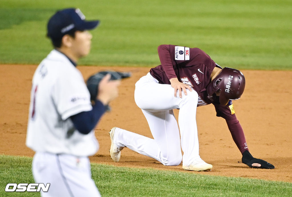 2일 오후 서울 잠실야구장에서 ‘2021 신한은행 SOL KBO리그’ 두산 베어스와 키움 히어로즈의 와일드카드 결정 2차전이 진행됐다. 4회초 무사 1,2루 키움 박병호가 병살타때 2루 포스아웃된 이정후가 아쉬워하고 있다. 2021.11.02 / soul1014@osen.co.kr