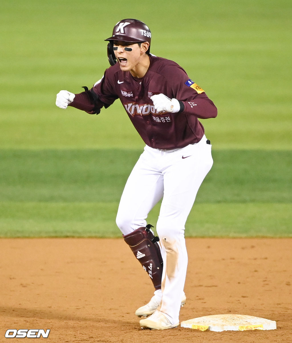 2일 오후 서울 잠실야구장에서 ‘2021 신한은행 SOL KBO리그’ 두산 베어스와 키움 히어로즈의 와일드카드 결정 2차전이 진행됐다. 5회초 2사 만루 키움 이정후가 3타점 적시 2루타를 날리고 환호하고 있다. 2021.11.02 / soul1014@osen.co.kr