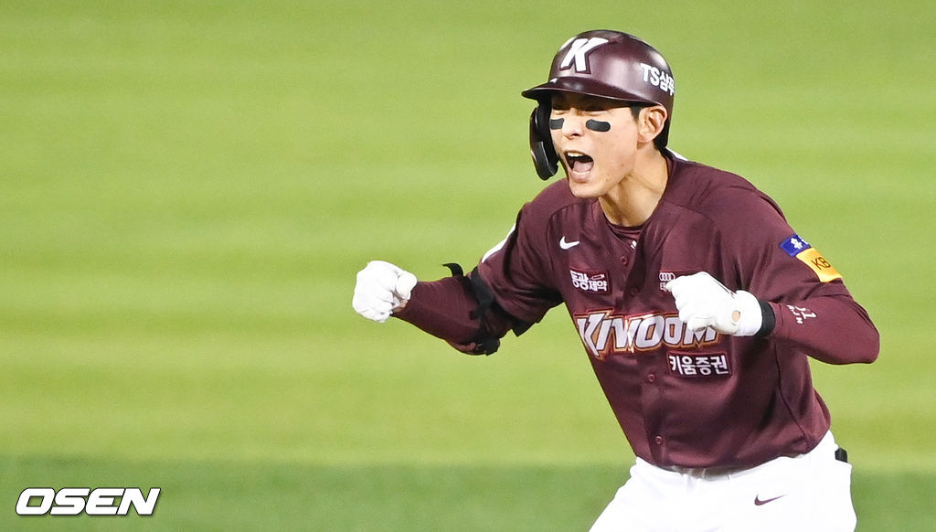 2일 오후 서울 잠실야구장에서 ‘2021 신한은행 SOL KBO리그’ 두산 베어스와 키움 히어로즈의 와일드카드 결정 2차전이 진행됐다. 5회초 2사 만루 키움 이정후가 3타점 적시 2루타를 날리고 환호하고 있다. 2021.11.02 / soul1014@osen.co.kr