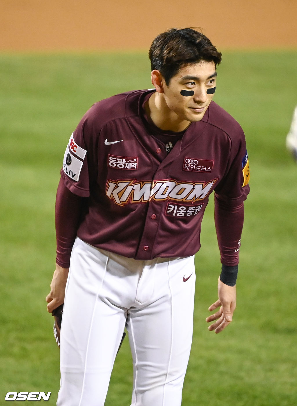 경기종료 후 키움 이정후가 두산 선수단을 향해 축하 인사를 건네고 있다  2021.11.02 / soul1014@osen.co.kr