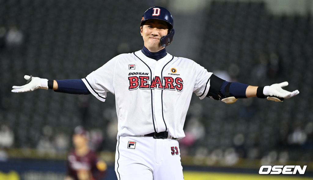 2일 오후 서울 잠실야구장에서 ‘2021 신한은행 SOL KBO리그’ 와일드카드 결정 2차전 두산 베어스와 키움 히어로즈의 경기가 열렸다.4회말 2사 만루 상황 두산 양석환이 달아나는 2타점 적시타를 날리고 1루에 안착해 환호하고 있다. 2021.11.02 / dreamer@osen.co.kr