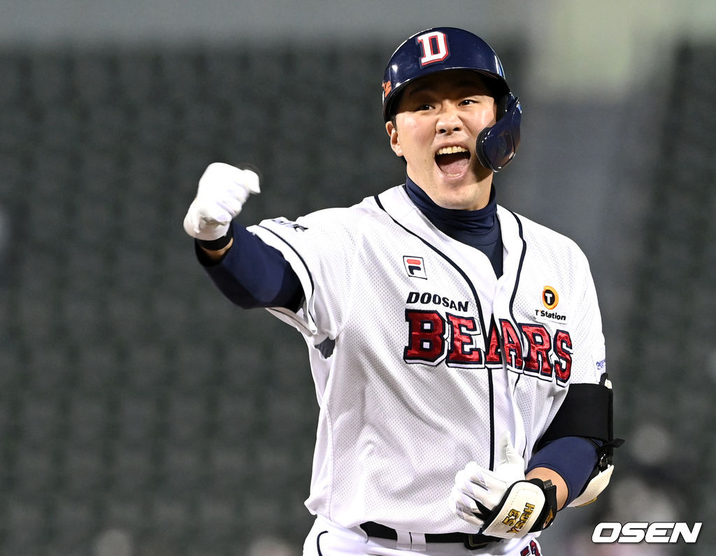 2일 오후 서울 잠실야구장에서 ‘2021 신한은행 SOL KBO리그’ 와일드카드 결정 2차전 두산 베어스와 키움 히어로즈의 경기가 열렸다.1회말 2사 2, 3루 상황 두산 양석환이 선제 2타점 적시타를 날리고 1루에 안착해 환호하고 있다. 2021.11.02 / dreamer@osen.co.kr