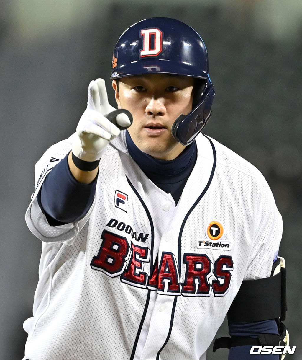 2일 오후 서울 잠실야구장에서 ‘2021 신한은행 SOL KBO리그’ 와일드카드 결정 2차전 두산 베어스와 키움 히어로즈의 경기가 열렸다.6회말 1사 1루 상황 두산 양석환이 안타를 날리고 1루에 안착해 세리머니를 하고 있다. 2021.11.02 / dreamer@osen.co.kr