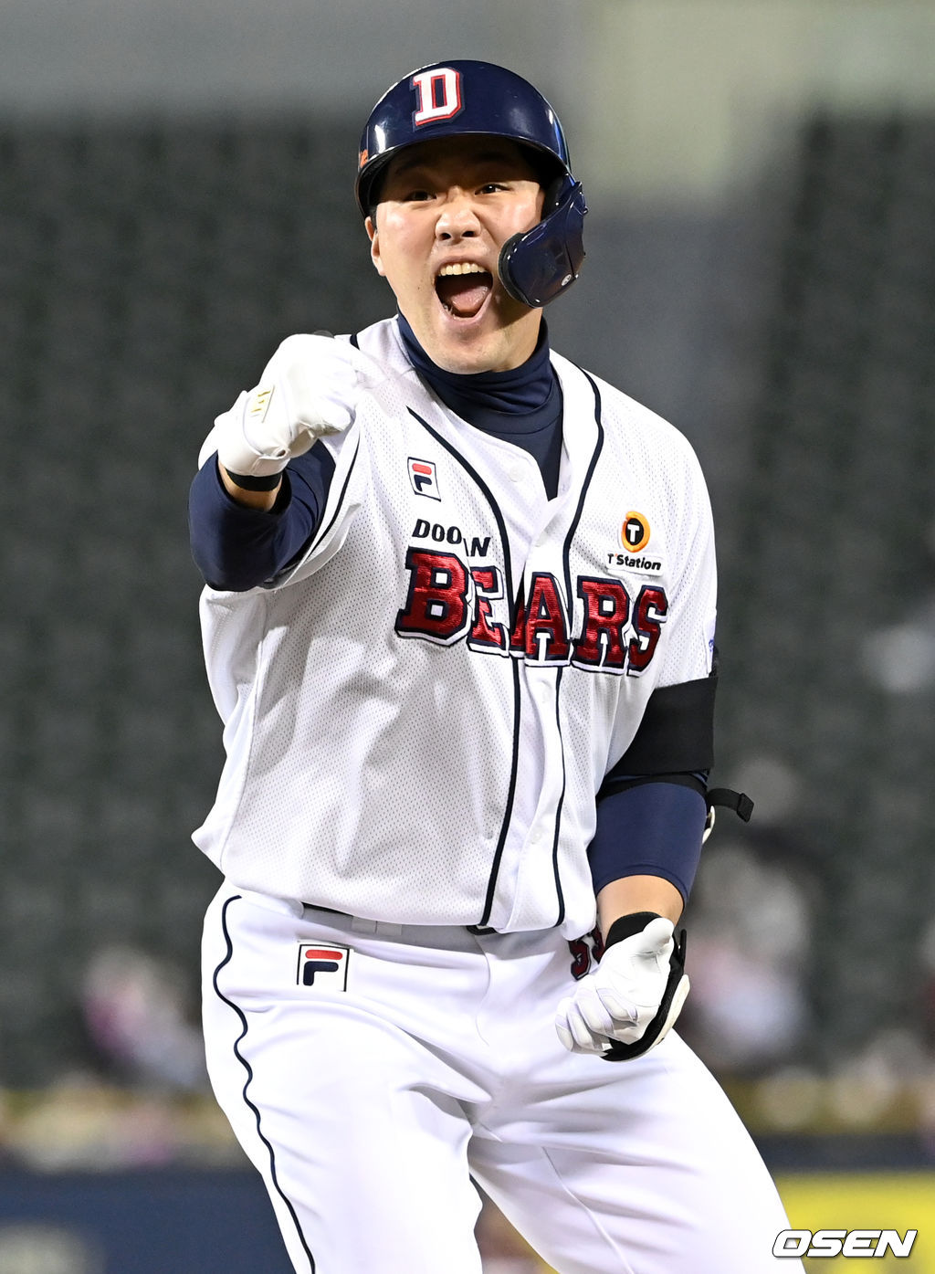 2일 오후 서울 잠실야구장에서 ‘2021 신한은행 SOL KBO리그’ 와일드카드 결정 2차전 두산 베어스와 키움 히어로즈의 경기가 열렸다.1회말 2사 2, 3루 상황 두산 양석환이 선제 2타점 적시타를 날리고 1루에 안착해 환호하고 있다. 2021.11.02 / dreamer@osen.co.kr