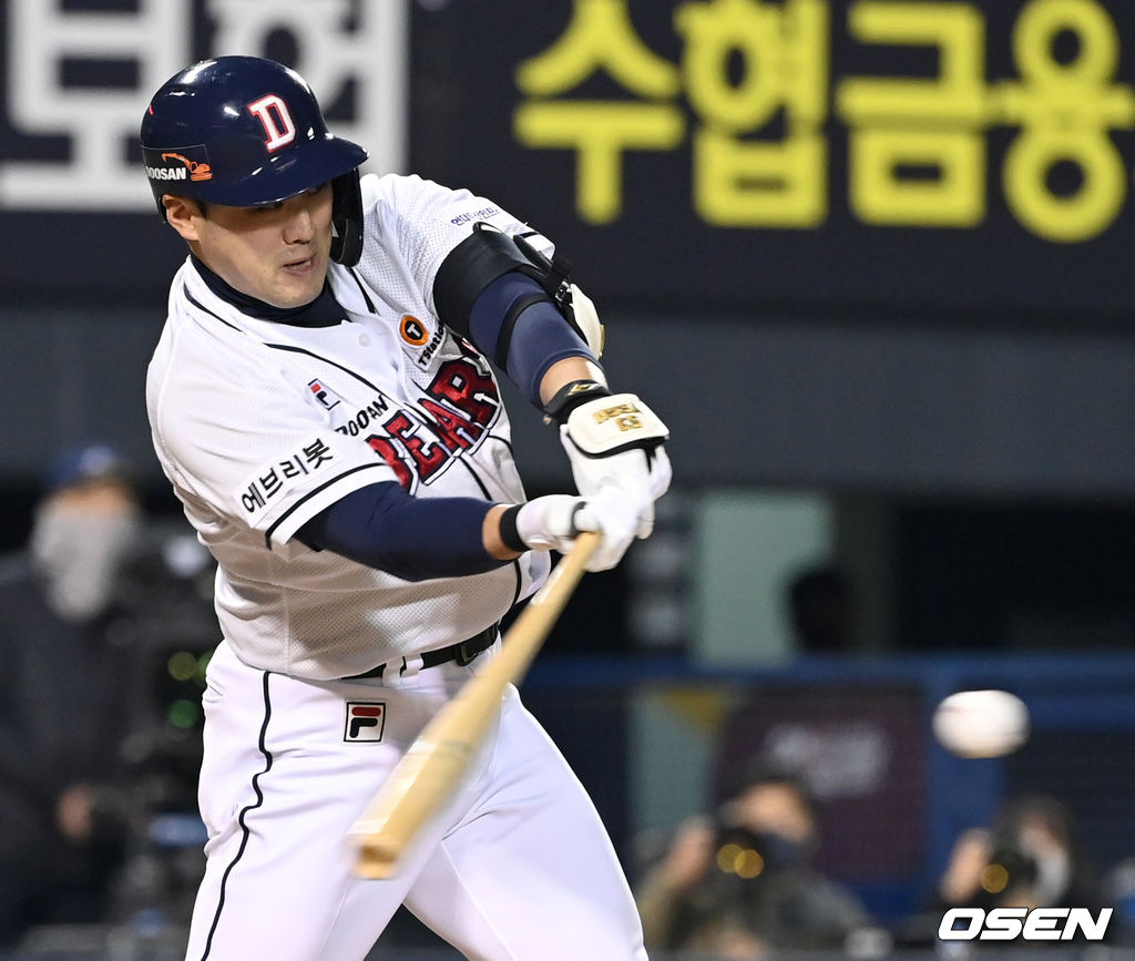 2일 오후 서울 잠실야구장에서 ‘2021 신한은행 SOL KBO리그’ 와일드카드 결정 2차전 두산 베어스와 키움 히어로즈의 경기가 열렸다.4회말 2사 만루 상황 두산 양석환이 달아나는 2타점 적시타를 날리고  있다. 2021.11.02 / dreamer@osen.co.kr