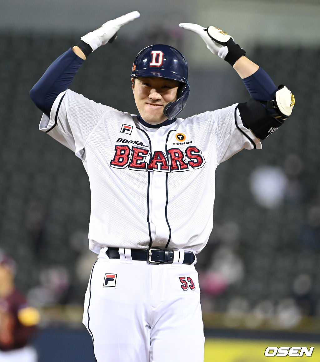 2일 오후 서울 잠실야구장에서 ‘2021 신한은행 SOL KBO리그’ 와일드카드 결정 2차전 두산 베어스와 키움 히어로즈의 경기가 열렸다.4회말 2사 만루 상황 두산 양석환이 달아나는 2타점 적시타를 날리고 1루에 안착해 환호하고 있다. 2021.11.02 / dreamer@osen.co.kr