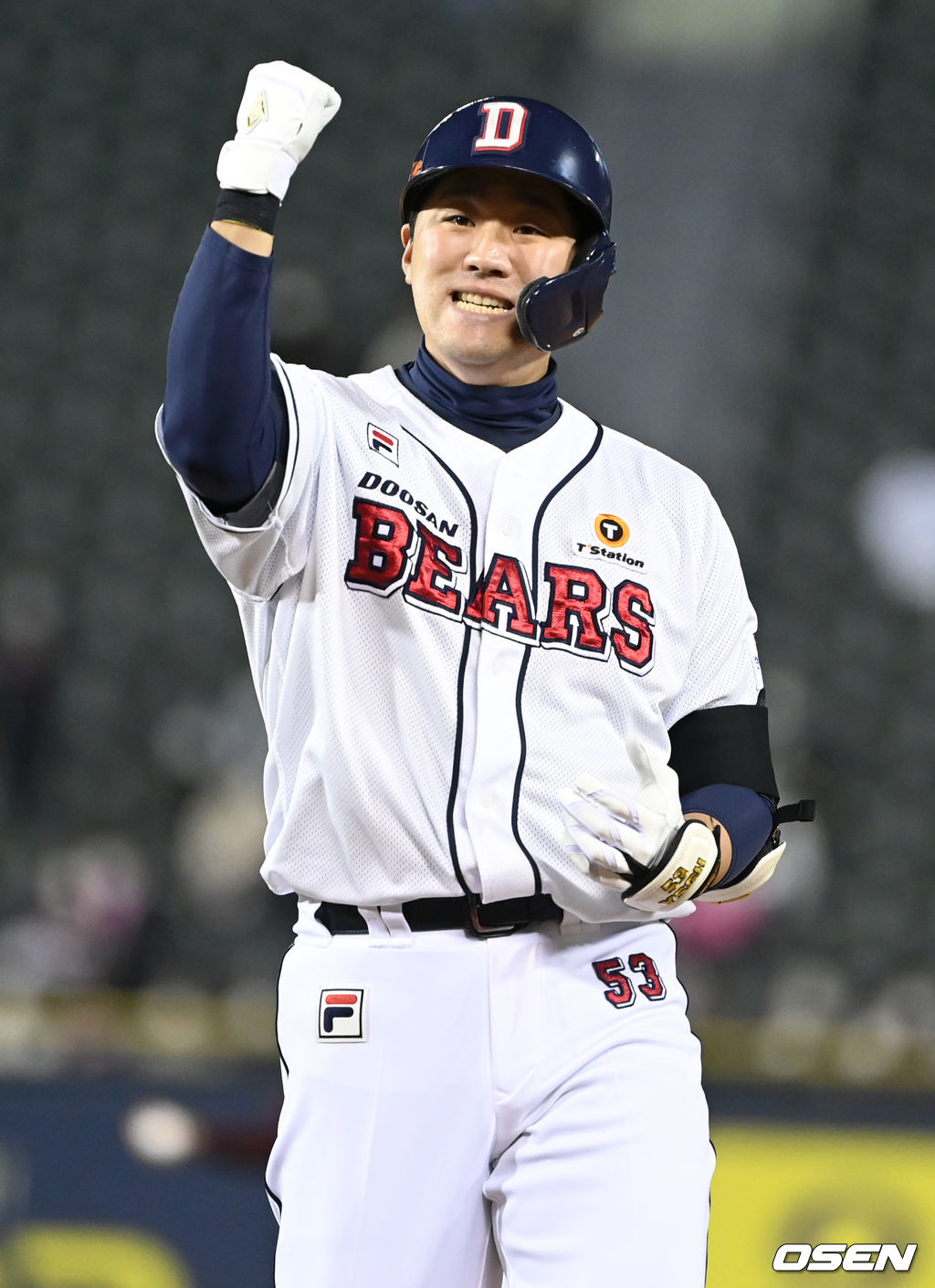 2일 오후 서울 잠실야구장에서 ‘2021 신한은행 SOL KBO리그’ 와일드카드 결정 2차전 두산 베어스와 키움 히어로즈의 경기가 열렸다.4회말 2사 만루 상황 두산 양석환이 달아나는 2타점 적시타를 날리고 1루에 안착해 환호하고 있다. 2021.11.02 / dreamer@osen.co.kr