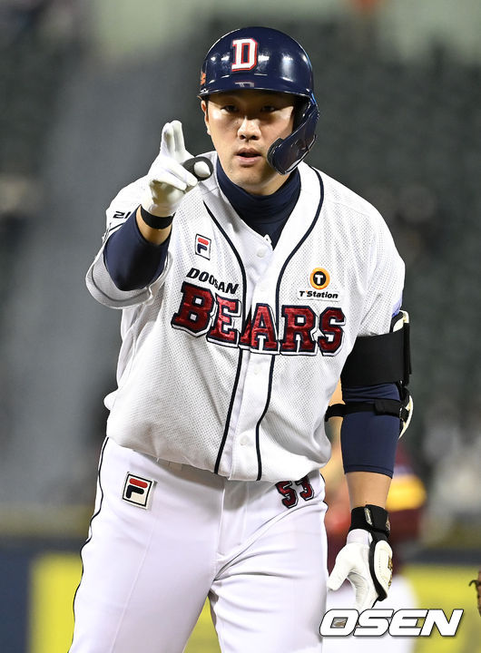 2일 오후 서울 잠실야구장에서 ‘2021 신한은행 SOL KBO리그’ 와일드카드 결정 2차전 두산 베어스와 키움 히어로즈의 경기가 열렸다.6회말 1사 1루 상황 두산 양석환이 안타를 날리고 1루에 안착해 세리머니를 하고 있다. 2021.11.02 / dreamer@osen.co.kr