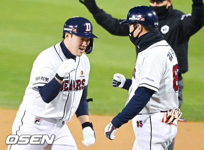 2일 오후 서울 잠실야구장에서 ‘2021 신한은행 SOL KBO리그’ 두산 베어스와 키움 히어로즈의 와일드카드 결정 2차전이 진행됐다. 1회말 2사 2,3루 두산 양석환이 선취 2타점 적시타를 날린뒤 김주찬 1루 코치와 하이파이브를 하고 있다  2021.11.02 / soul1014@osen.co.kr