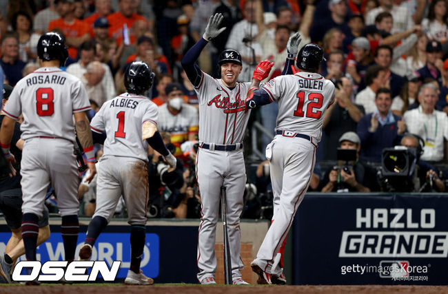 [사진] 3회 스리런 홈런을 터뜨린 애틀랜타 호르레 솔레어(오른쪽)가 프레디 프리먼 등 동료들과 기뻐하고 있다. ⓒGettyimages(무단전재 및 재배포 금지)