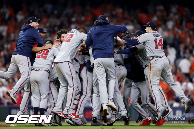 [사진] 애틀랜타 선수들이 우승 확정 순간 마운드에 모여 얼싸안고 있다. ⓒGettyimages(무단전재 및 재배포 금지)