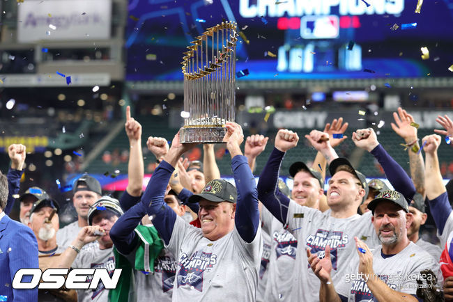 [사진] 애틀랜타 브라이언 스니커 감독이 우승 트로피를 들며 환호하고 있다.  ⓒGettyimages(무단전재 및 재배포 금지)