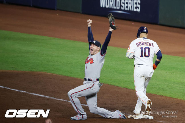 [사진] 우승 확정 순간 애틀랜타 프레디 프리먼이 두 팔 들어 환호하고 있다. ⓒGettyimages(무단전재 및 재배포 금지)