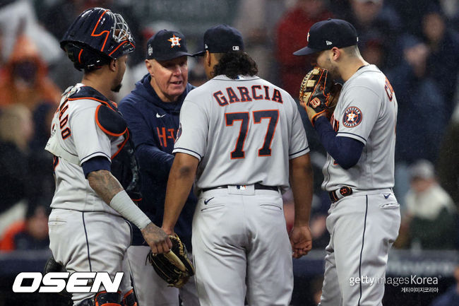 [사진] 브렌트 스트롬 휴스턴 투수코치가 루이스 가르시아와 대화를 하고 있다. ⓒGettyimages(무단전재 및 재배포 금지)