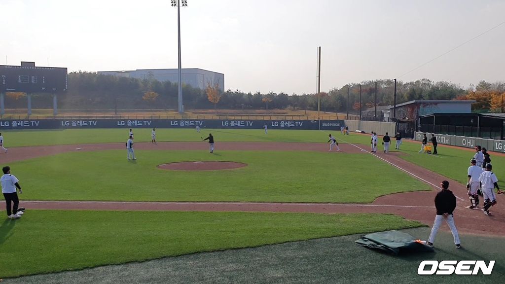 LG 선수들이 2일 이천 LG챔피언스파크에서 준플레이오프를 대비한 훈련을 실시했다./orange@osen.co.kr