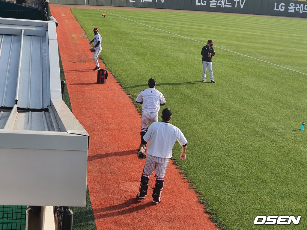 2일 오후 훈련에 포수는 유강남, 이성우 두 명만 참가했다. 