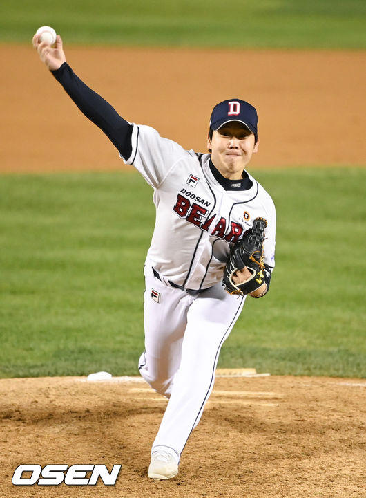 2일 오후 서울 잠실야구장에서 ‘2021 신한은행 SOL KBO리그’ 두산 베어스와 키움 히어로즈의 와일드카드 결정 2차전이 진행됐다. 7회초 두산 김명신 투수가 역투하고 있다.  2021.11.02 / soul1014@osen.co.kr